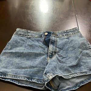 i’m selling these denim looking jegging shorts